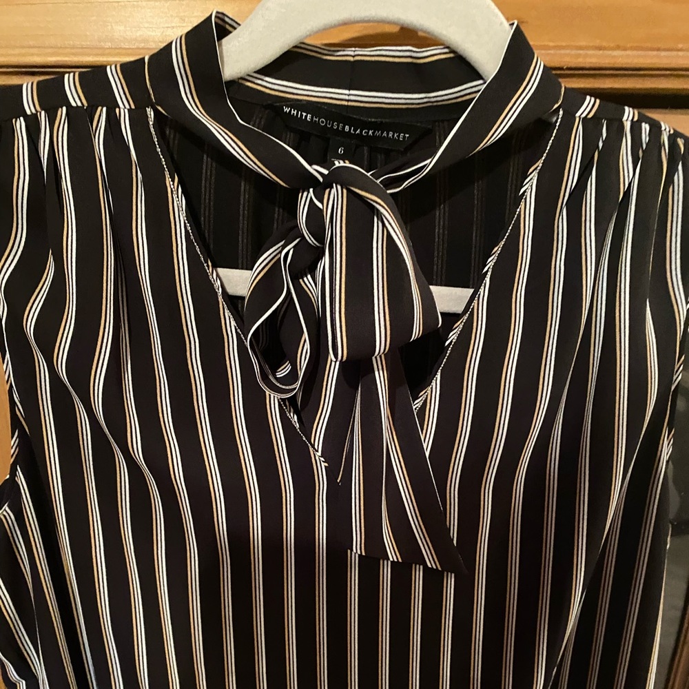 White House Black Market Size 6 like new black/tan blouse